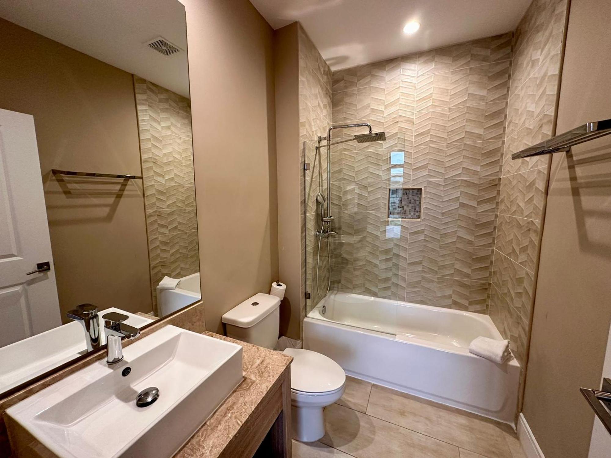 Luxury Home In Orlando With Private Hot Tub - 7 Min From Disney Parks - 3 Bedrooms And 4 Bathrooms! Exterior photo